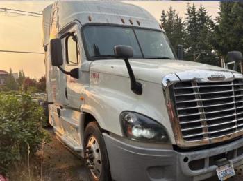  Salvage Freightliner Cascadia 1