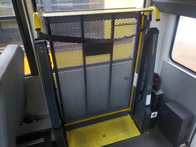 Chevrolet Express Image 4