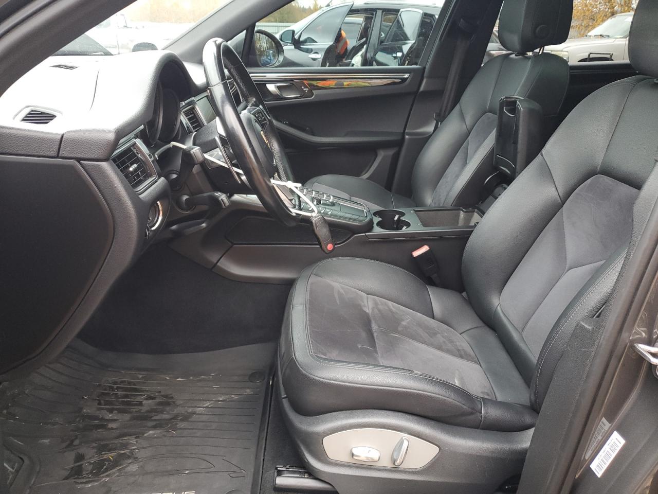 Porsche Macan S Image 2