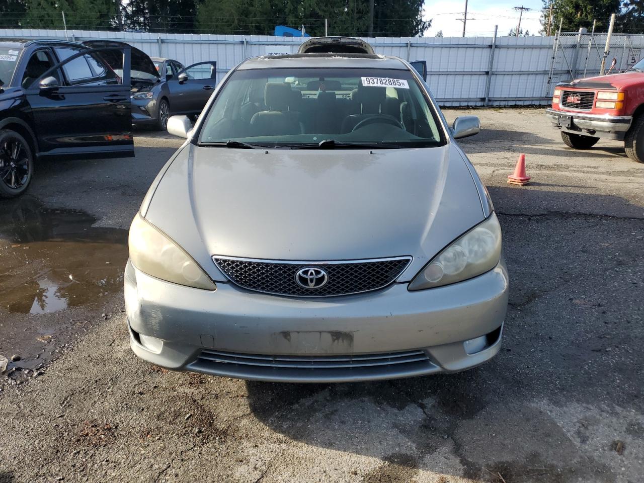 Toyota Camry Le Image 10