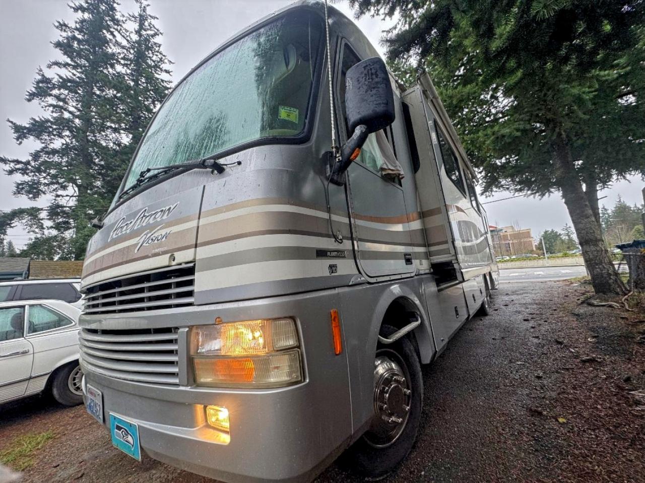 Ford F-550 Super Duty Stripped Chassis Image 8