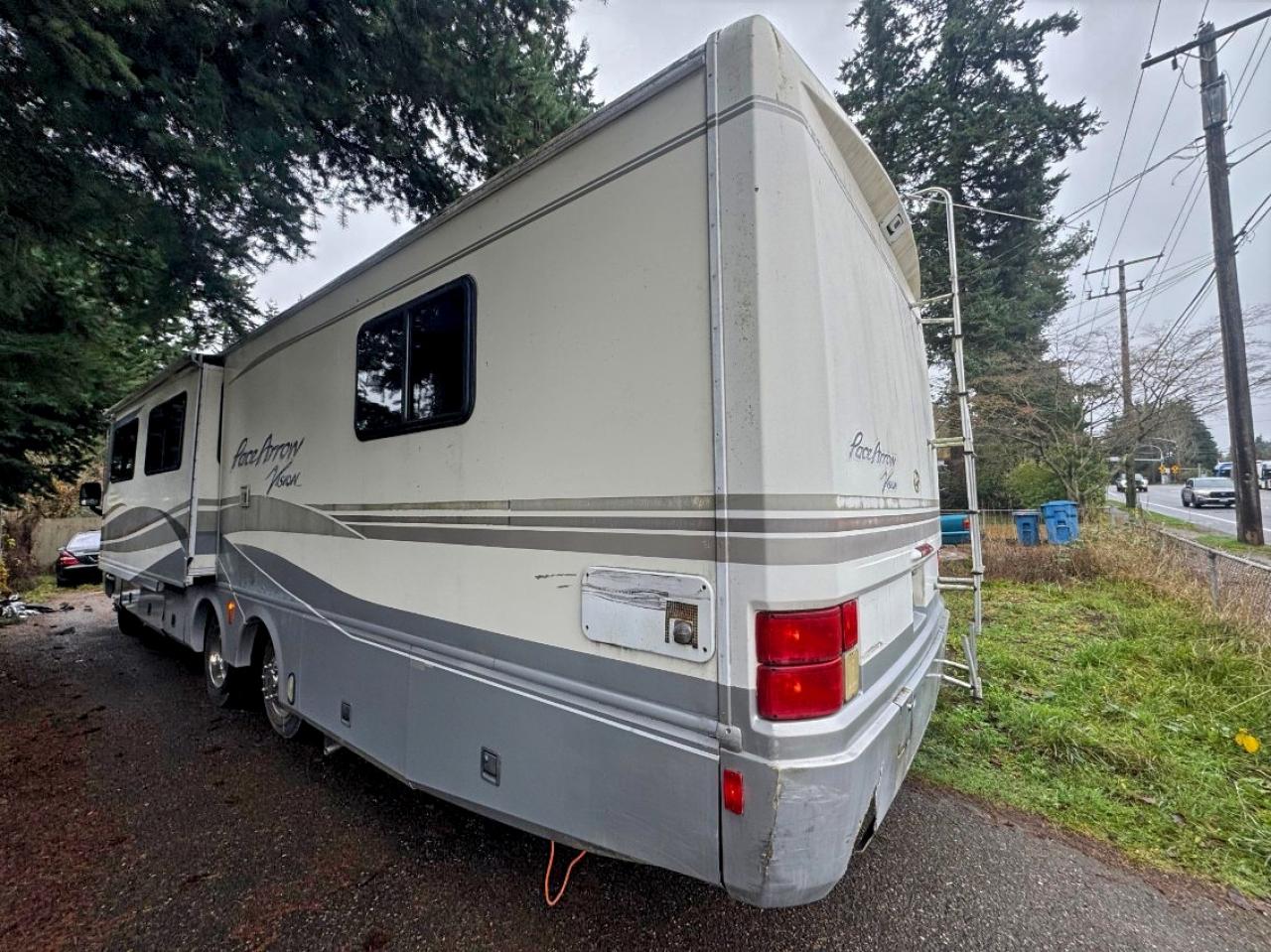 Ford F-550 Super Duty Stripped Chassis Image 10