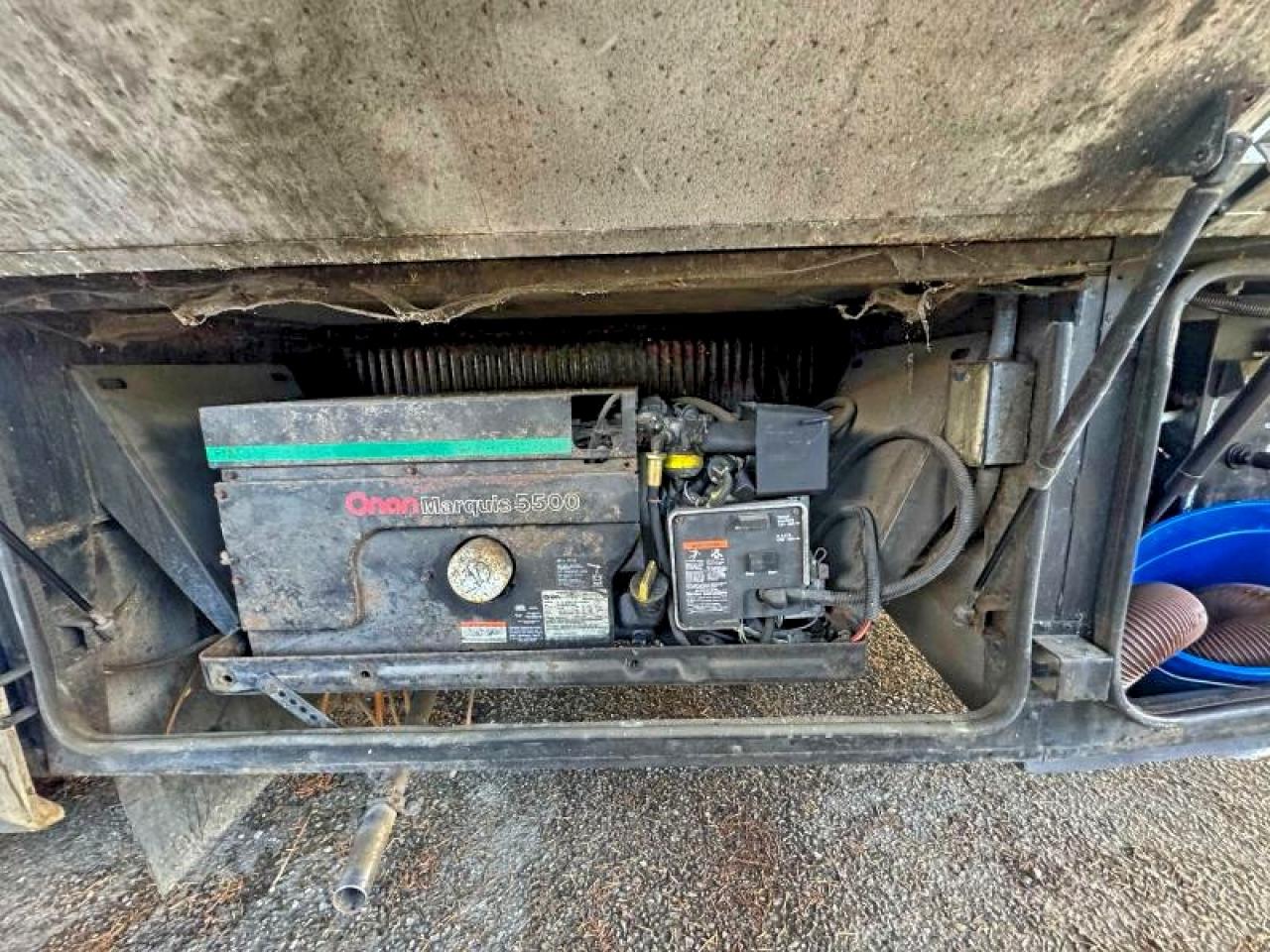 Ford F-550 Super Duty Stripped Chassis Image 6