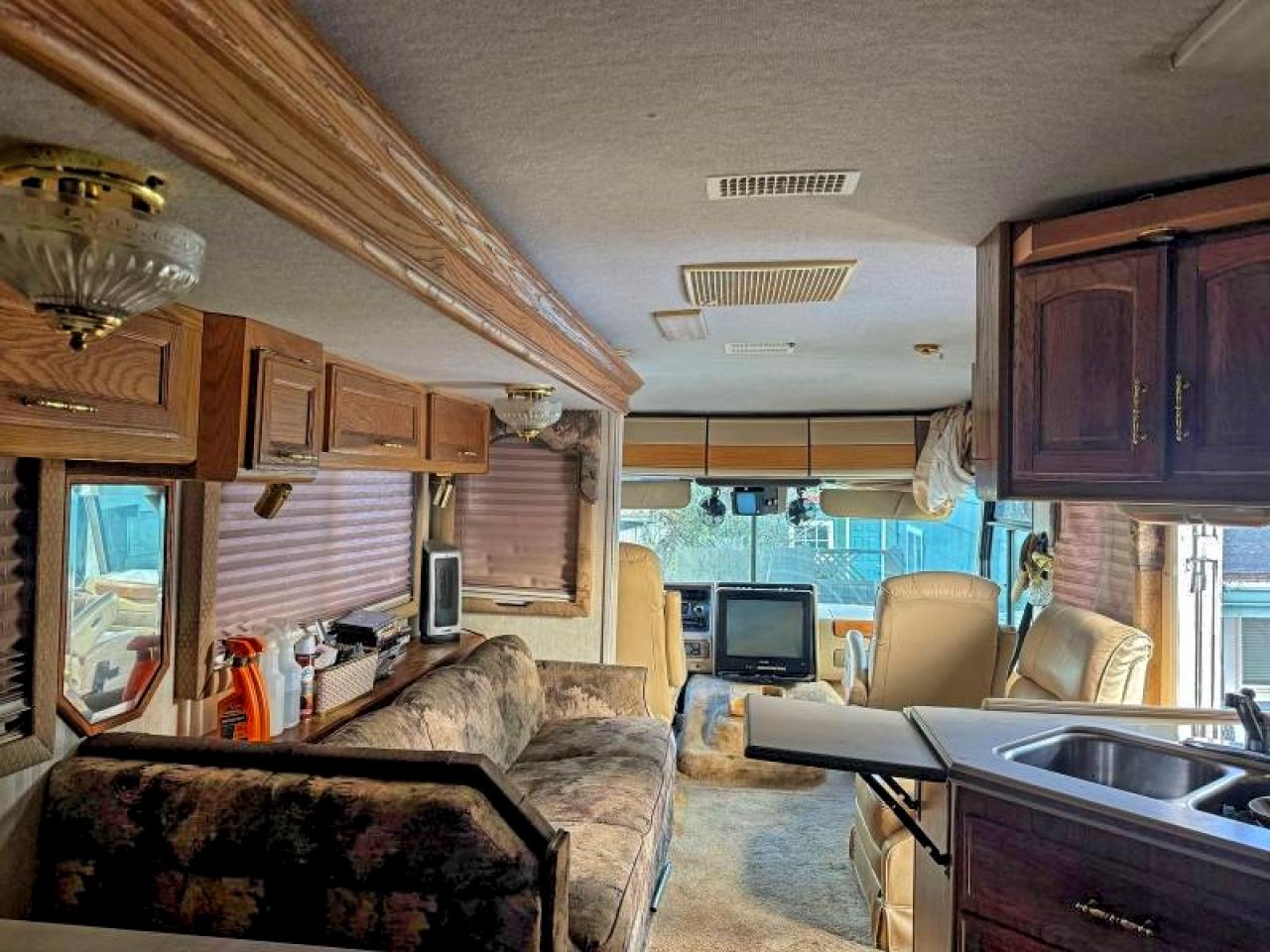 Ford F-550 Super Duty Stripped Chassis Image 7