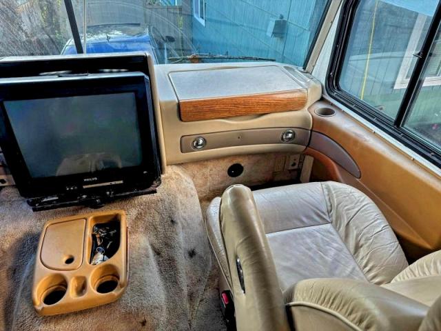 Ford F-550 Super Duty Stripped Chassis Image 2