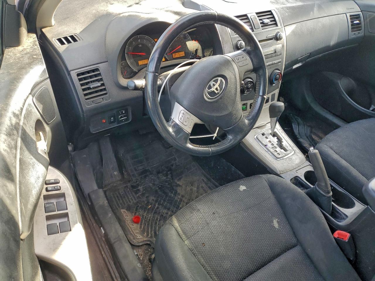 Toyota Corolla Base Image 8