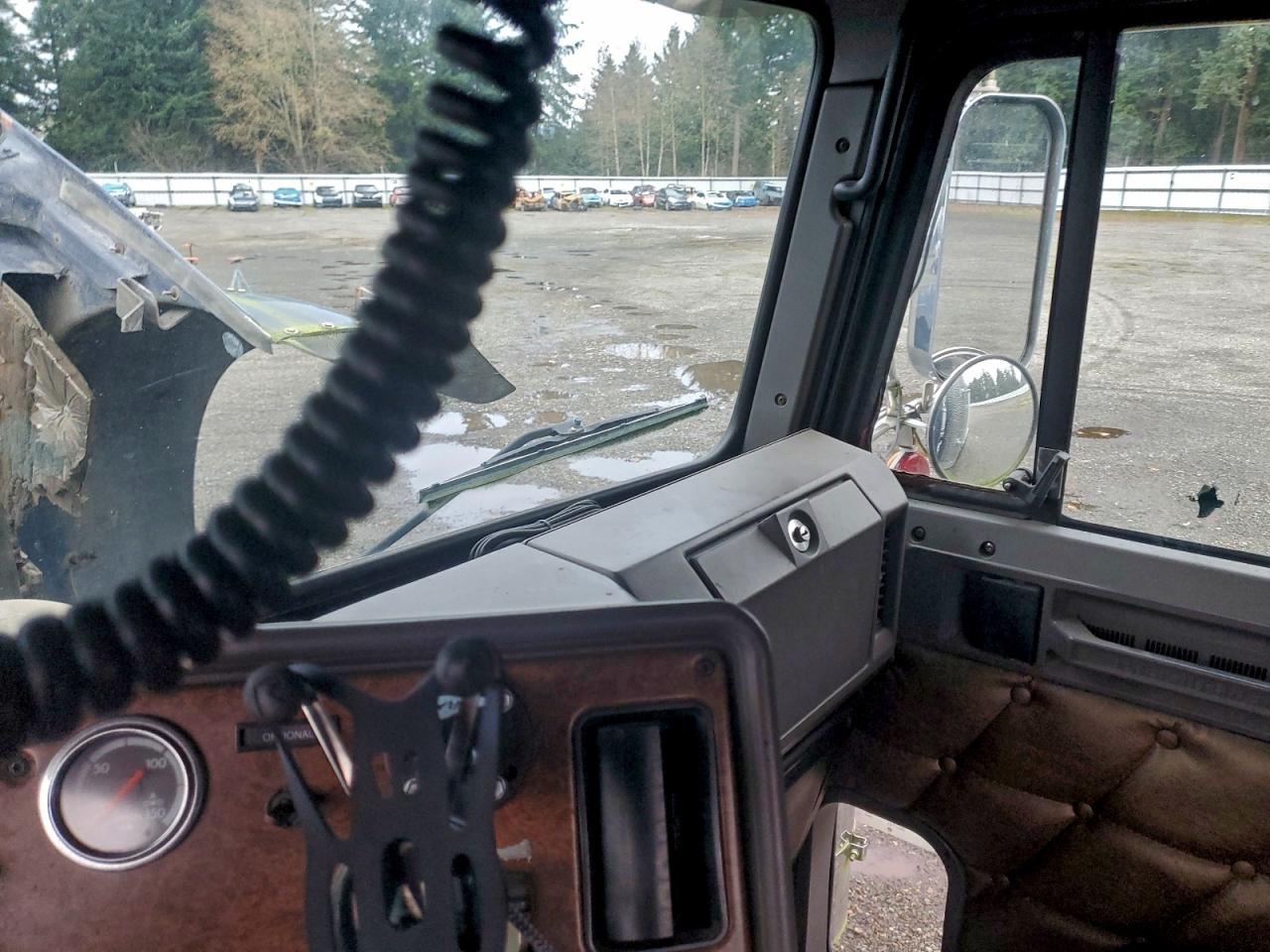 Freightliner Convention Classic 120 Image 9