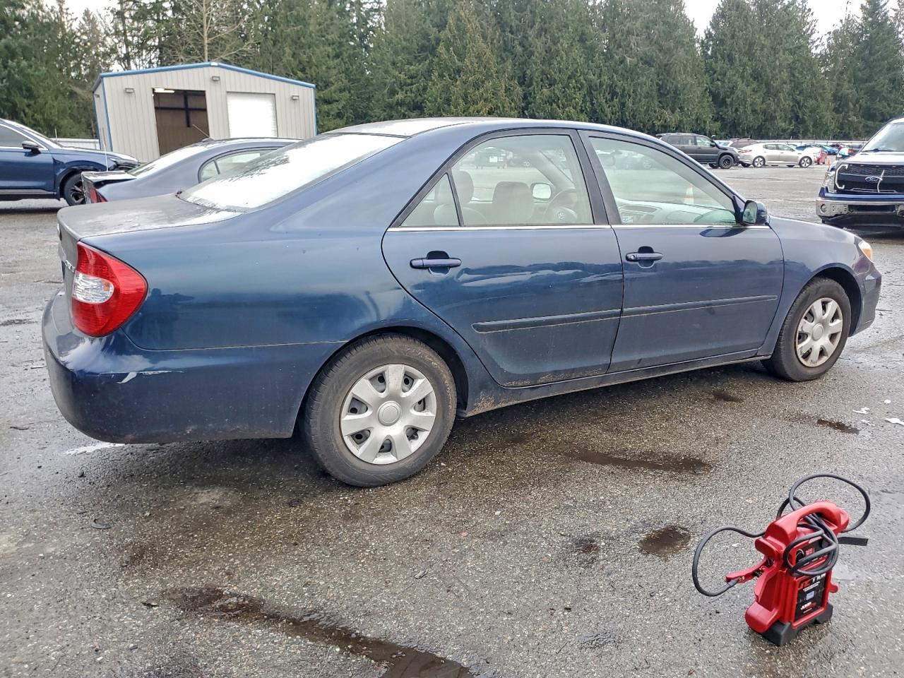 Toyota Camry Le Image 12