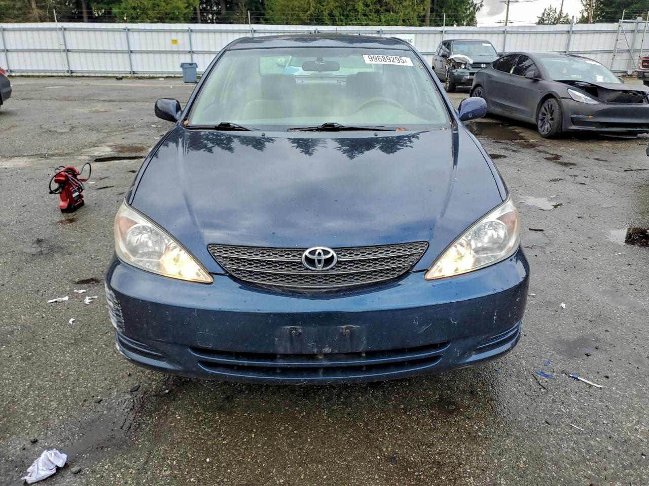 Toyota Camry Le Image 9