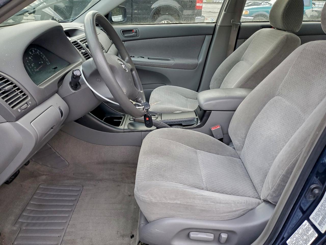 Toyota Camry Le Image 3