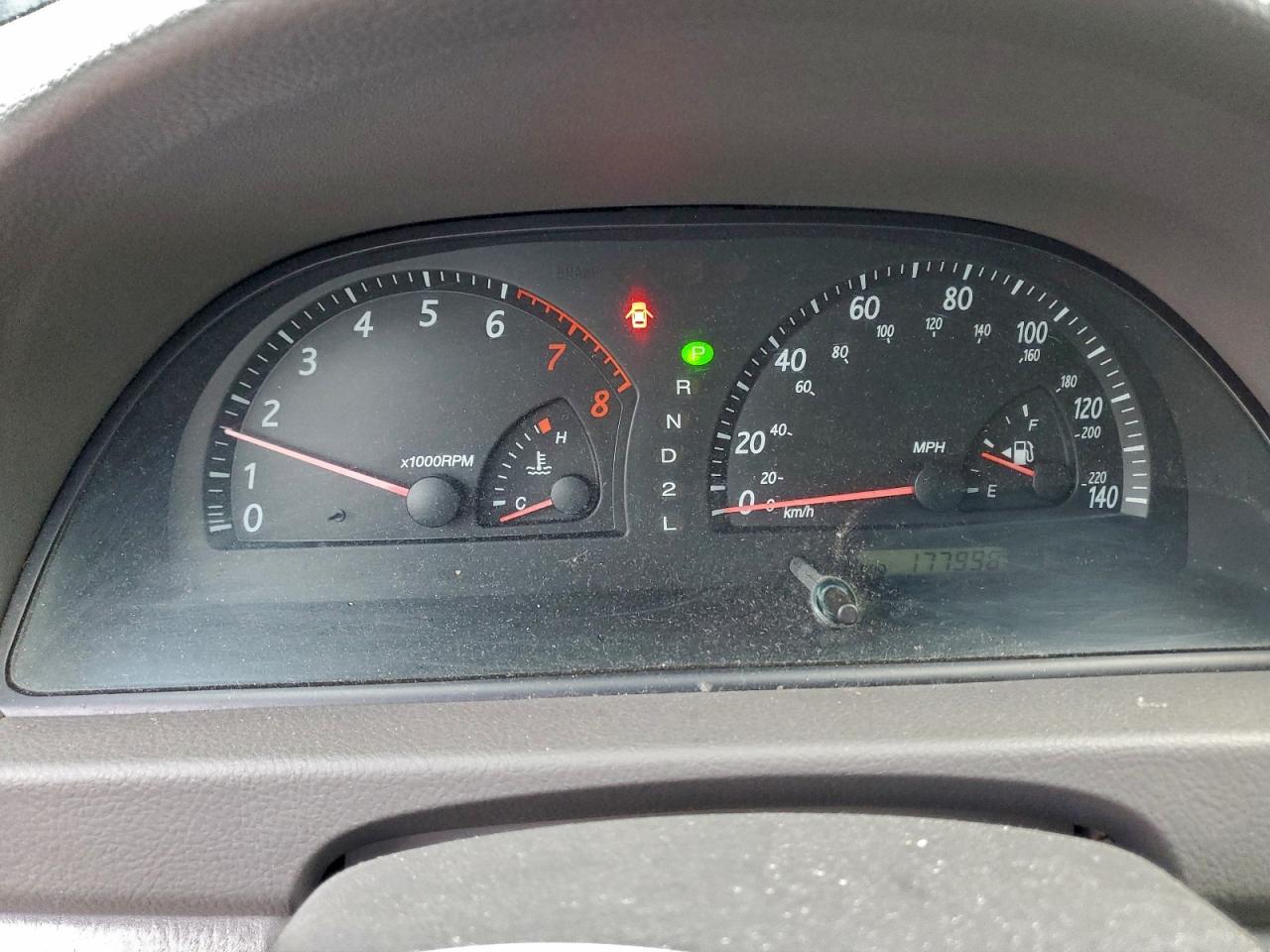 Toyota Camry Le Image 6