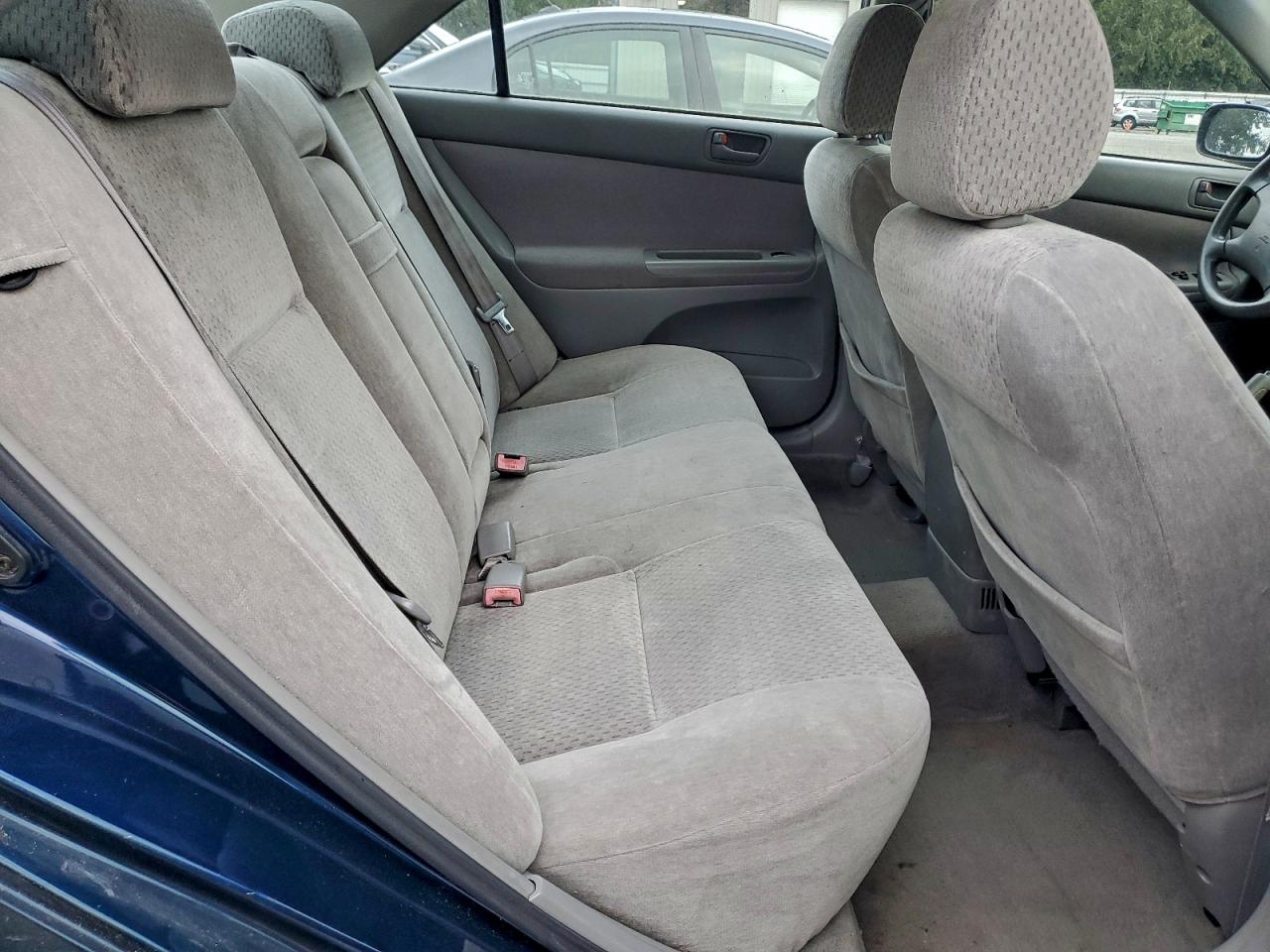 Toyota Camry Le Image 4