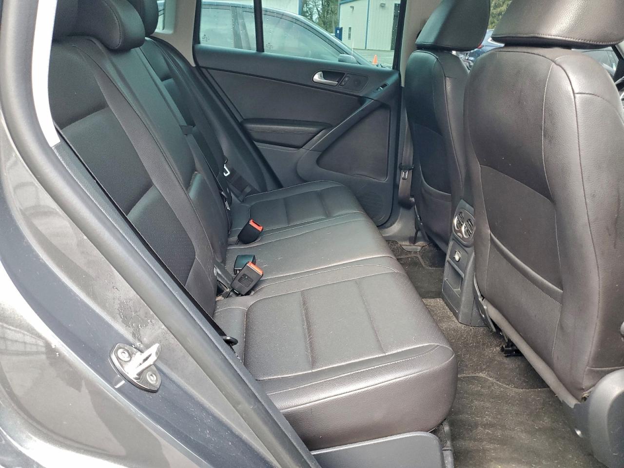 Volkswagen Tiguan S Image 9